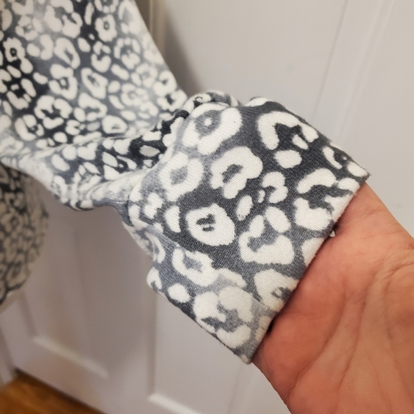 Retrology Gray Animal Print Knit Top Size Large, soft, comfy - Picture 3 of 10